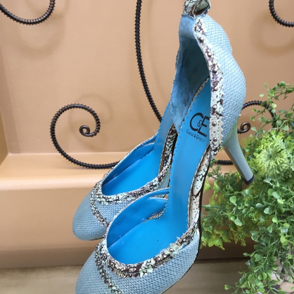 Toe in/heel in open foot sandals in gorgeous light teal blue with detail. - Picture 5 of 7